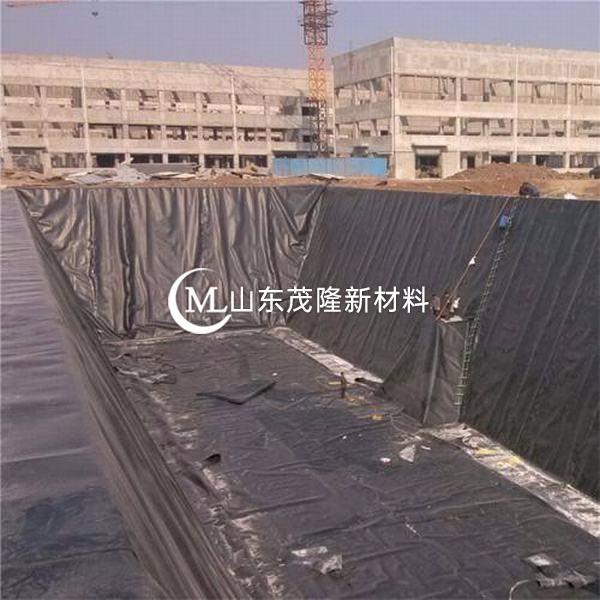 土工膜具有良好的防滲性能，廣泛應用于生活垃圾填埋場、固體垃圾填埋場