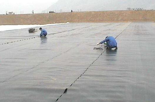 山東土工膜與下面墊層之間的平面滑動(dòng)穩(wěn)定