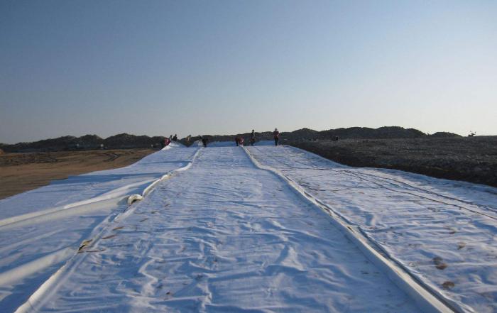 土工膜實際上是一種柔軟而薄的防滲工程材料