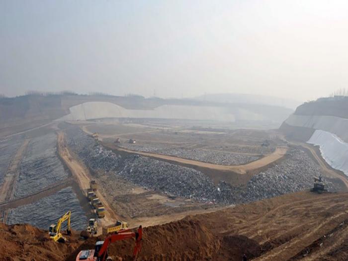 飛灰填埋方式結(jié)合HDPE膜協(xié)同處理填埋的飛灰的方