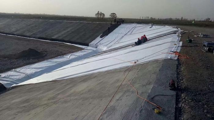 垃圾填埋場中襯墊系統由多種土工膜界面組成