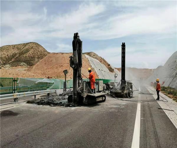 土工膜復合隔離墻是目前比較有效的污染場地管