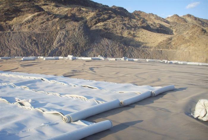 如何降低復合土工膜應變集中的膜墻連接型式