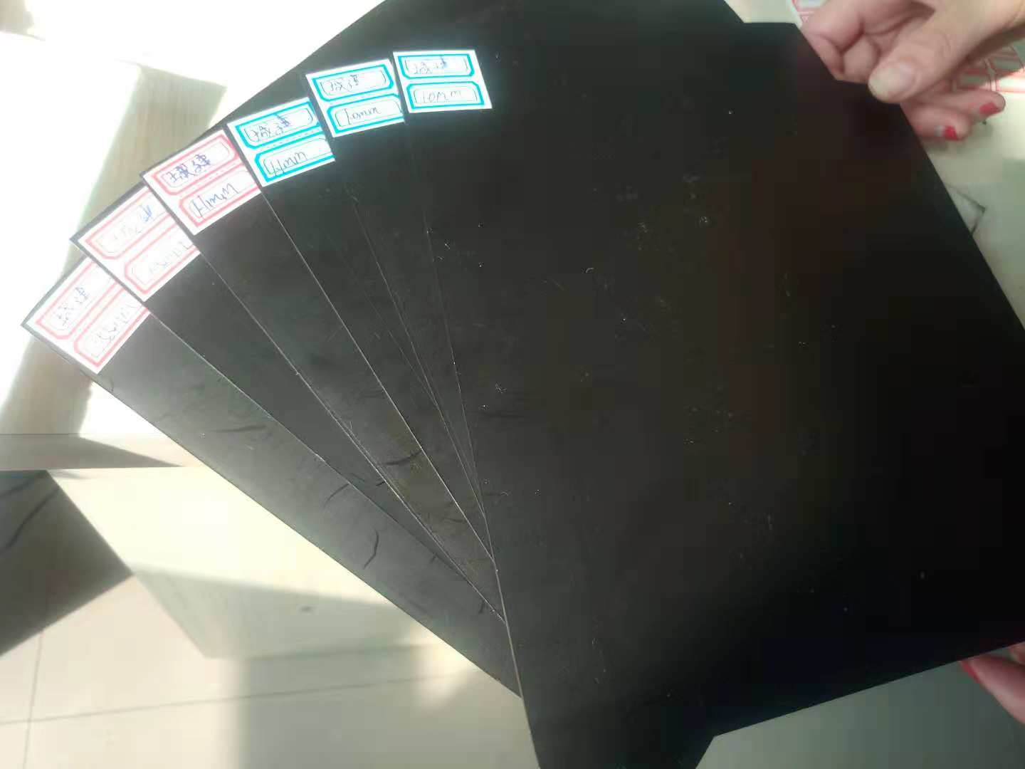 土工膜廠家和您談?wù)勍凉つず头罎B膜的區(qū)別