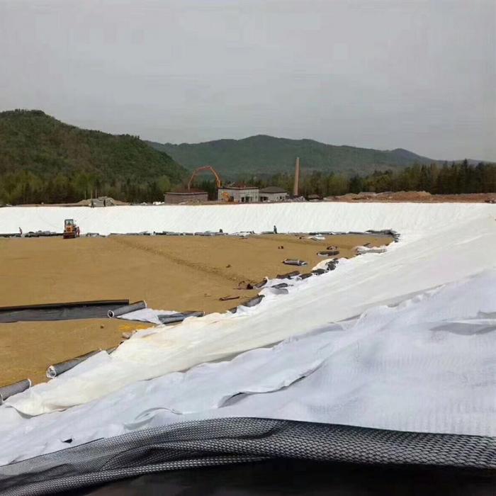 復(fù)合土工膜的預(yù)制操作時(shí)調(diào)蓄水池周邊連接位置