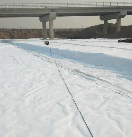 土工膜廠家給您講解防滲土工布的優點和性能