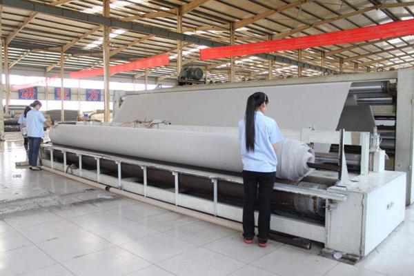 HDPE土工膜生產(chǎn)的時(shí)候?yàn)槭裁磿谐粑叮? 第1張