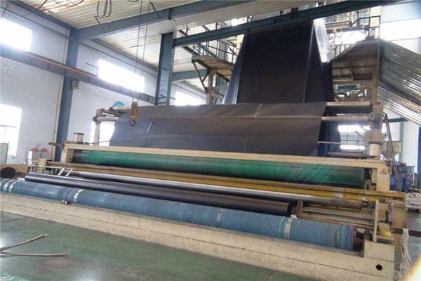 HDPE土工膜生產(chǎn)的時(shí)候?yàn)槭裁磿谐粑叮? 第2張