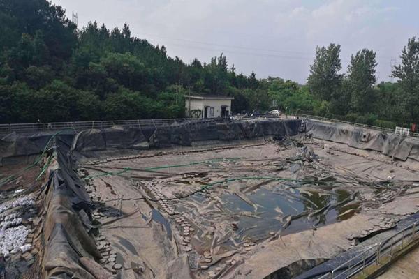 滲濾液調節(jié)池鋪設HDPE土工膜 第1張