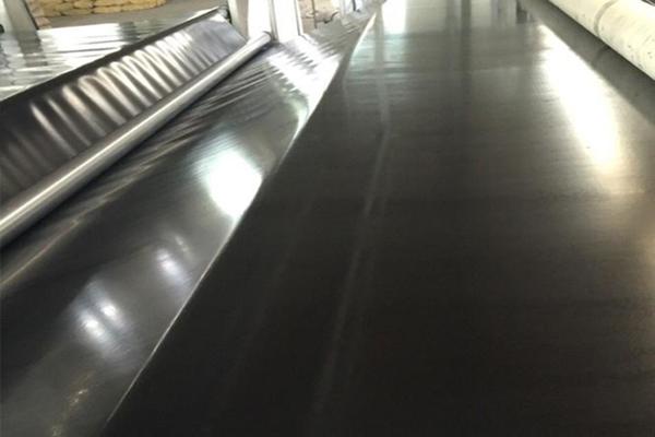 在選擇土工膜時(shí)要關(guān)注多方面