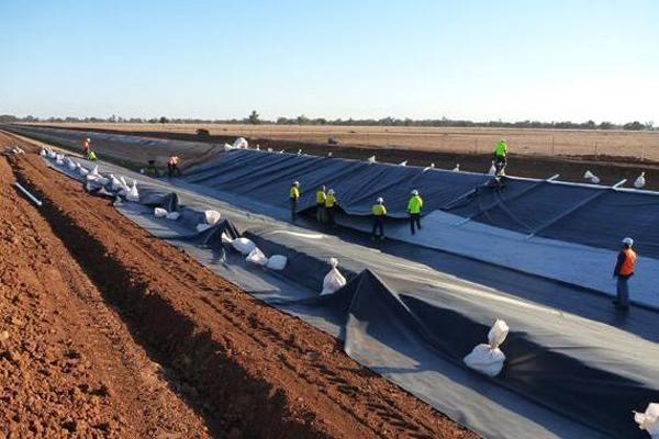 土工膜復合隔離墻的特點解析  第2張