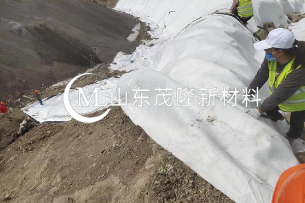 《順北油氣田一區(qū)奧陶系油氣藏產(chǎn)能建設(shè)項(xiàng)目-五號(hào)聯(lián)合站建設(shè)工程項(xiàng)目》土工布施工