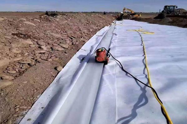 復(fù)合土工膜對施工環(huán)境的要求以及在冬季施工的注意事項有哪些呢？  第1張