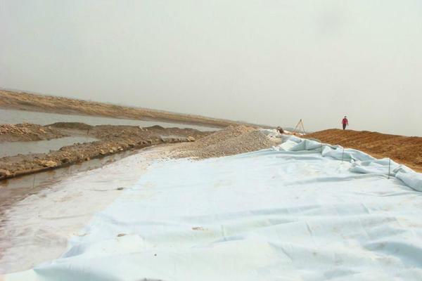 復(fù)合土工膜對施工環(huán)境的要求以及在冬季施工的注意事項有哪些呢？  第2張